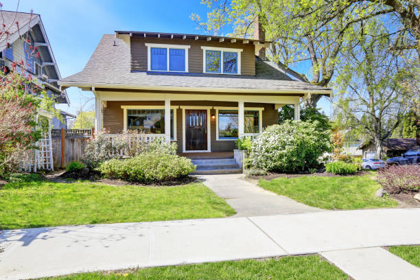 istock Stately completely renovated Craftsman home 909404502