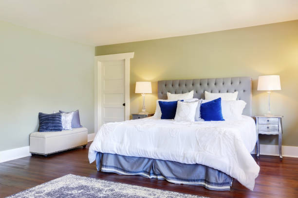 istock Luxurious master bedroom with green walls 909404600