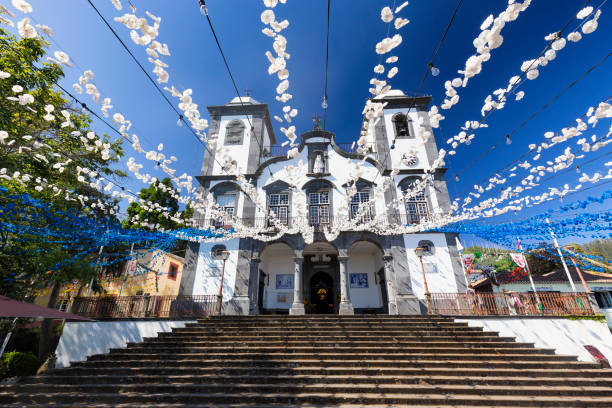 blaue und weiße dekorative blumen aufgereiht an der kirche der maria del monte - strung stock-fotos und bilder