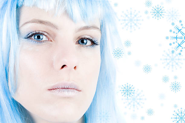 retrato de inverno - blue hair winter women cold - fotografias e filmes do acervo