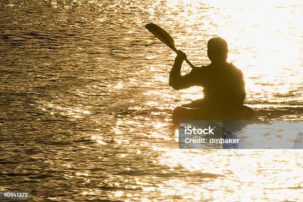 Kajak Kanu Am See Oder Fluss Bei Sonnenuntergang Stockfoto und mehr Bilder von Abenddämmerung - Abenddämmerung, Abgeschiedenheit, Ein Mann allein