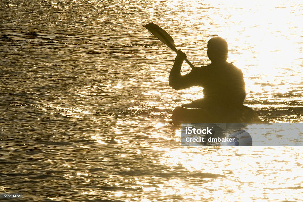 Kayak sur le lac ou la rivière en canoë au coucher du soleil - Photo de Adulte libre de droits