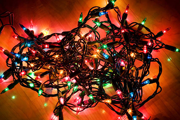 облегающий комплект из ёлочная гирлянда - christmas tangled christmas lights lighting equipment стоковые фото и изображения