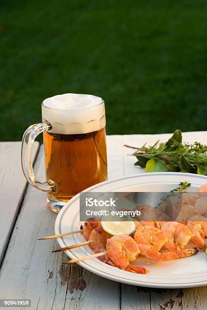 Grillowane Krewetki I Piwa Na Zewnątrz - zdjęcia stockowe i więcej obrazów Ale - Piwo - Ale - Piwo, Bez ludzi, Fotografika