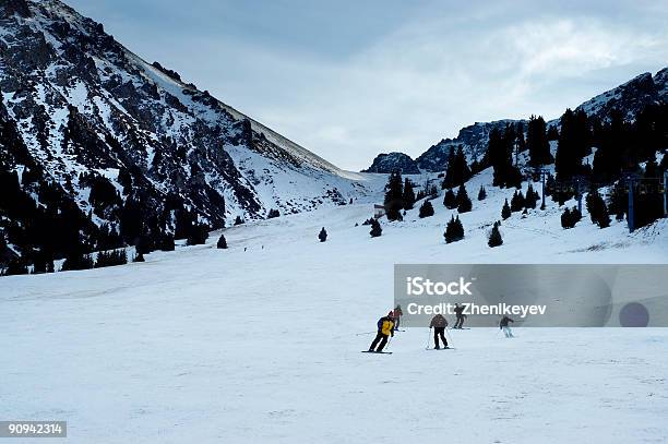 Sciatori - Fotografie stock e altre immagini di Sci - Sci e snowboard - Sci - Sci e snowboard, Sci - Attrezzatura sportiva, Albero