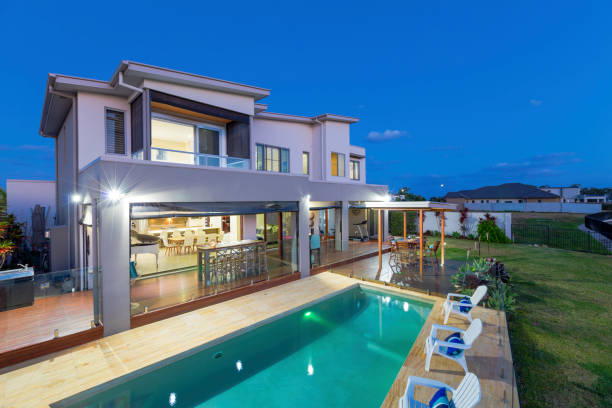 istock Modern multilevel house exterior with pool 909423522