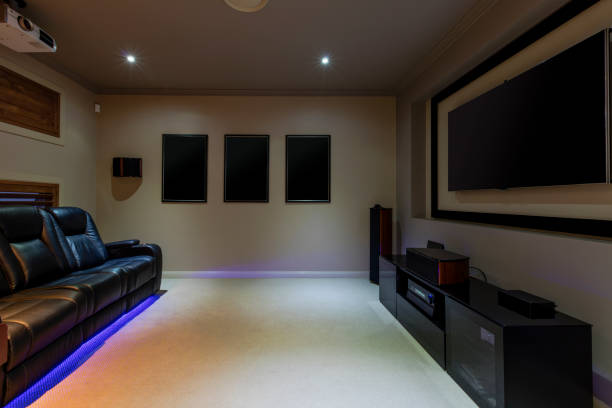 sala kina domowego z projektorem - projection equipment home interior house living room zdjęcia i obrazy z banku zdjęć