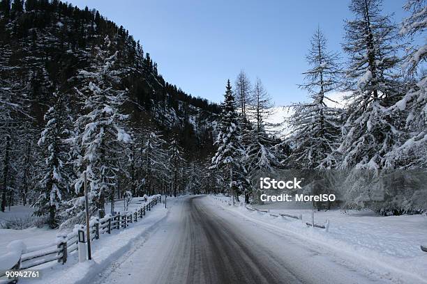 Strada Di Campagna Invernale - Fotografie stock e altre immagini di Abete - Abete, Albero, Alpi