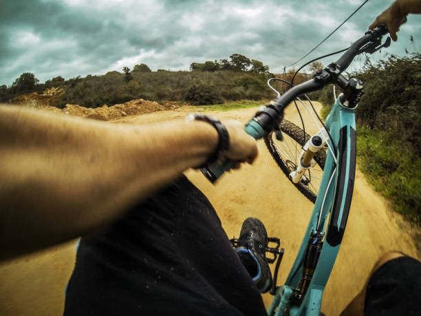 truco de bicicleta de montaña perspectiva pov del montar a caballo - bmx cycling bicycle cycling sport fotografías e imágenes de stock