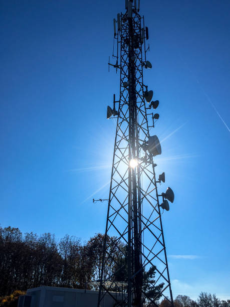 silhouette d’une tour de télécommunications cellulaires par une journée ensoleillée - television tower flash photos et images de collection