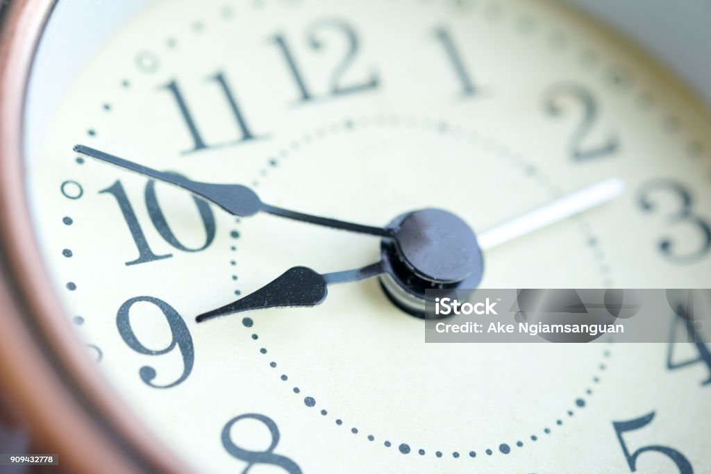A imagem da face do relógio despertador 09:00. - Foto de stock de Relógio royalty-free