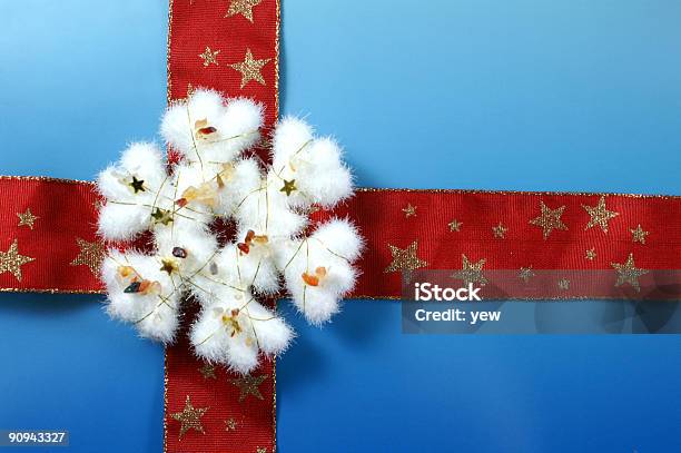 Foto de Bola De Árvore De Natal e mais fotos de stock de Azul - Azul, Bola de Árvore de Natal, Branco