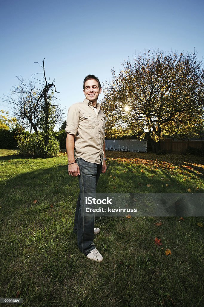 Homem de pé e sorrindo - Foto de stock de Adulto royalty-free