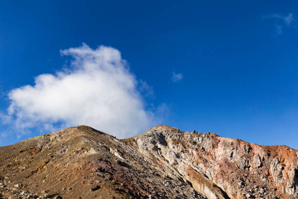 エゴン山の頂上の上の青い空 - lava dome ストックフォトと画像