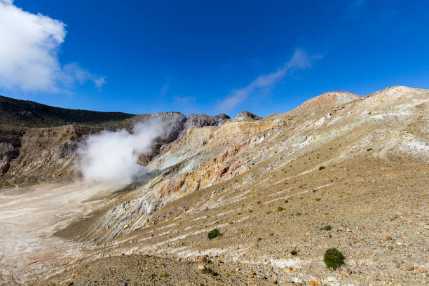 硫酸ガスやエゴン山の不毛の風景 - lava dome ストックフォトと画像