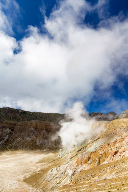 エゴン山の通気孔からの熱水噴出孔からのガス - lava dome ストックフォトと画像