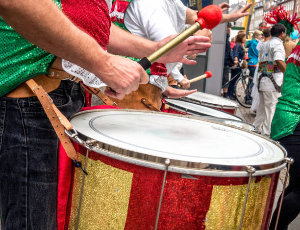 vista ravvicinata dei giovani batteristi maschi che suonano in una band di marcia di strada durante una parata di samba a santiago de compostela, galizia, spagna. - samba dancing dancing drum drumstick foto e immagini stock