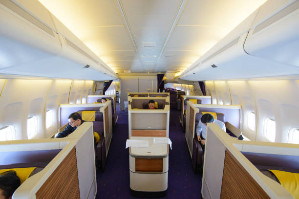 w locie thai airways boeing 747-400 w pierwszej klasie (vr.74n) kabiny z pasażerami na pokładzie na lotnisku suvarnabhumi - thai airways zdjęcia i obrazy z banku zdjęć