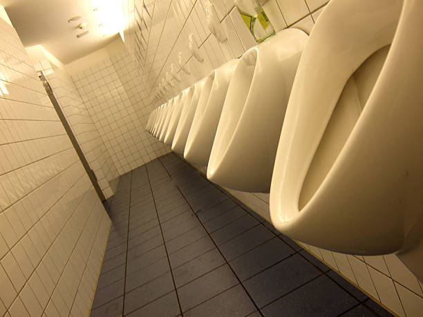 homme d'affaires - urinal public restroom male toilet in a row photos et images de collection