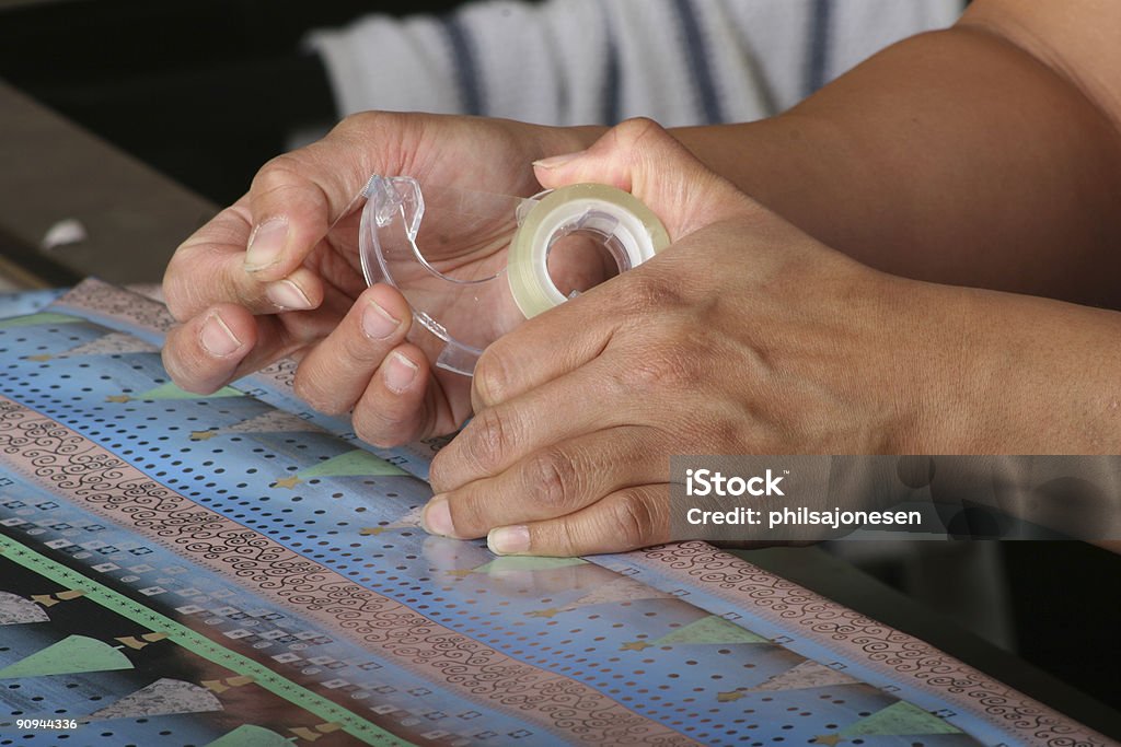 Einwickeln ein Geschenk - Lizenzfrei Eingewickelt Stock-Foto