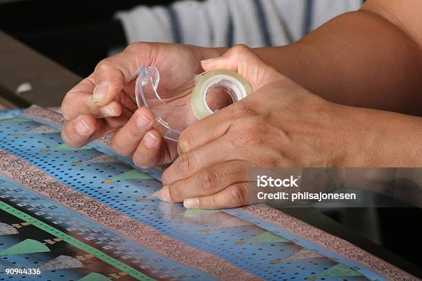 Envoltura Una Presente Foto de stock y más banco de imágenes de Cinta adhesiva - Cinta adhesiva, Color - Tipo de imagen, Dar