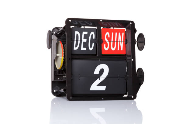 istock Vintage Mechanical calendar retro isolated on white background 909445602