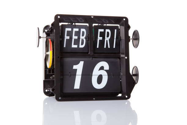 istock Vintage Mechanical calendar retro isolated on white background 909445614