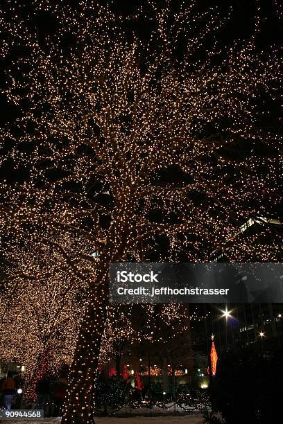 Luci Di Natale - Fotografie stock e altre immagini di Albero - Albero, Albero di natale, Composizione verticale