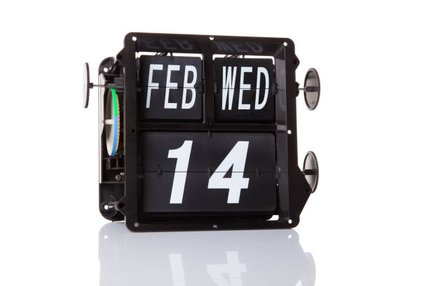 istock Vintage  mechanical calendar retro. 909446394