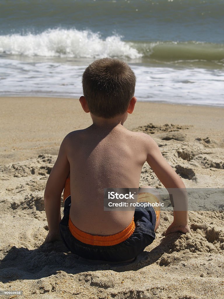 Niño sentado en la playa - Foto de stock de Actividades recreativas libre de derechos