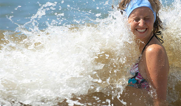 smilling giovane donna in mare-foam - pleasance foto e immagini stock