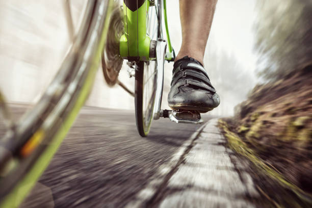 pedał szybko poruszającego się roweru wyścigowego - bicycle cycling bicycle pedal part of zdjęcia i obrazy z banku zdjęć