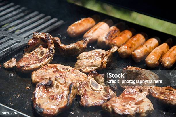 Photo libre de droit de Saucisses Et Steak banque d'images et plus d'images libres de droit de Aliment - Aliment, Aliment frit, Aliment rôti