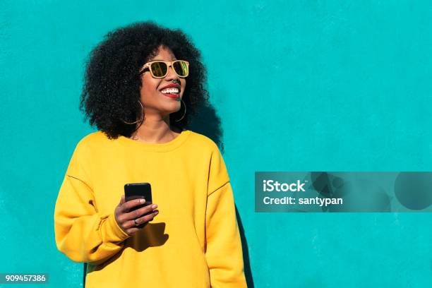 Schöne Afro Amerikanerin Mit Mobile Auf Der Straße Stockfoto und mehr Bilder von Frauen