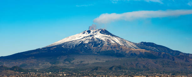 mount etna volcano and catania city - sicily island italy - mt etna imagens e fotografias de stock
