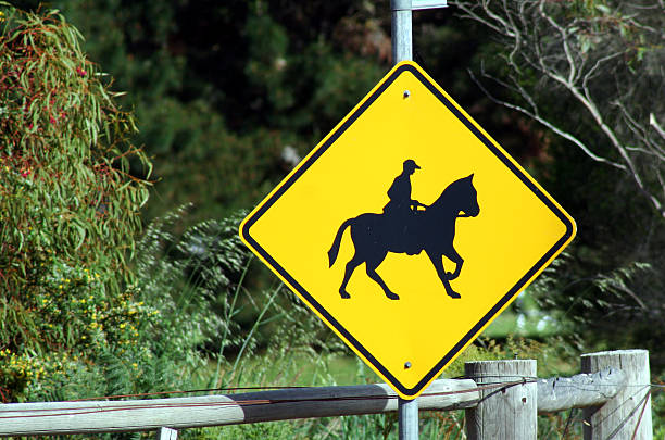 Attenzione a cavallo in anticipo - foto stock