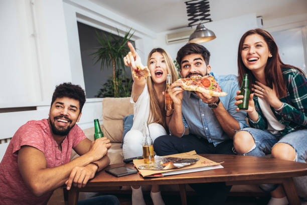 istock Friends eating pizza 909461250