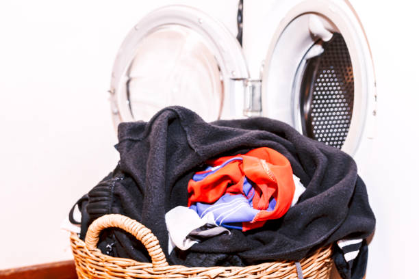 istock Dirty cloth in basket with washing machine 909462024