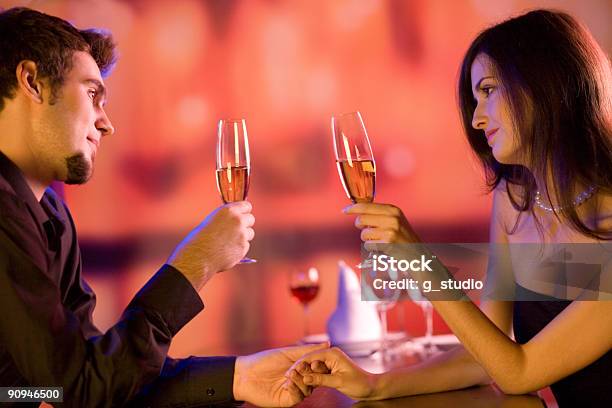 Junges Paar Mit Champagnergläser In Restaurant Stockfoto und mehr Bilder von Alkoholisches Getränk - Alkoholisches Getränk, Champagnerglas, Dating