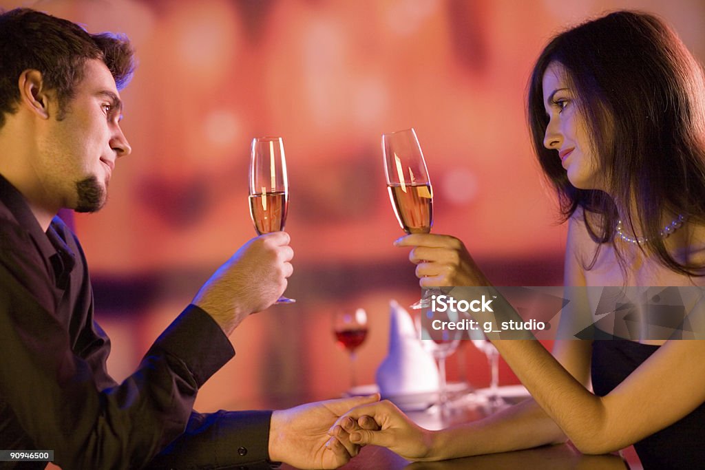 Jeune couple avec verres de champagne dans un restaurant - Photo de Adulte libre de droits