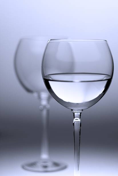 wineglasses - wasserglas imagens e fotografias de stock