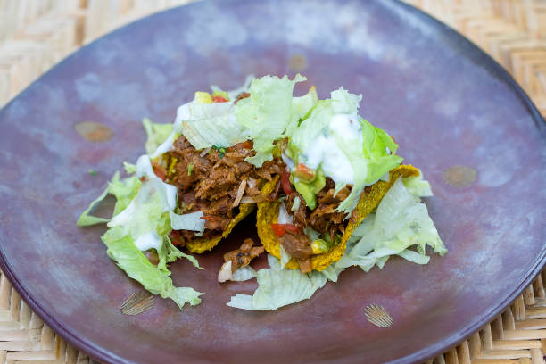 tacos de jackfruit vegano en un café en bali, indonesia - jack fruit fotografías e imágenes de stock