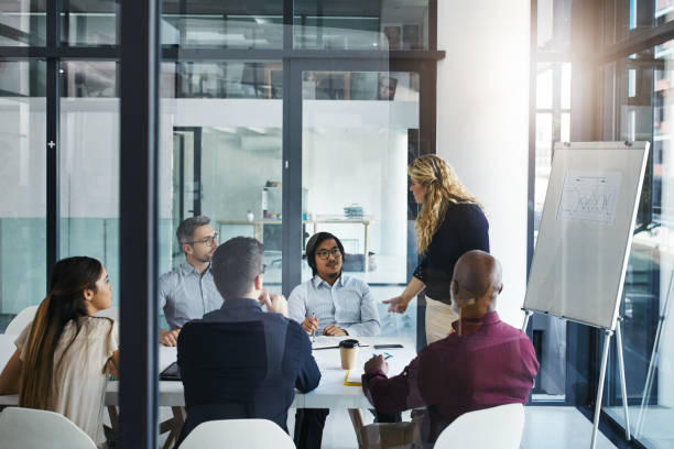istock Keeping her team aligned to their business goals 909472414