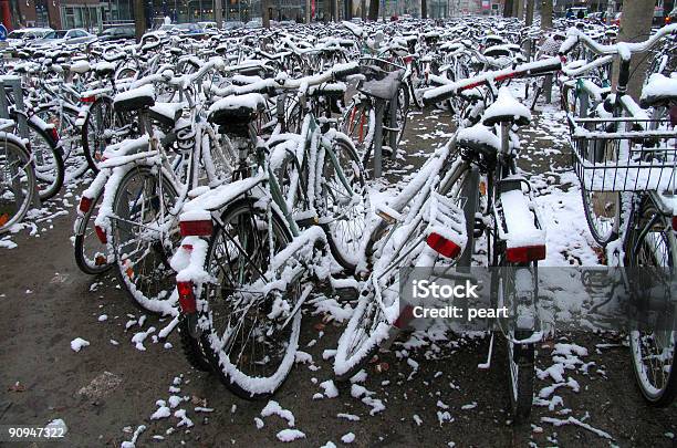 Nevadascomment Bicicletas - Fotografias de stock e mais imagens de A nevar - A nevar, Ao Ar Livre, Banca de Mercado