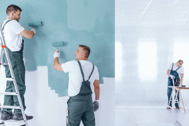 мужчины рисуют пустой домашний интерьер - house painter home improvement professional occupation occupation стоковые фото и изображения