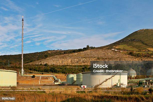 Tanques De Almacenamiento Y Chimenea Foto de stock y más banco de imágenes de Acero - Acero, Arquitectura, Cañón de chimenea