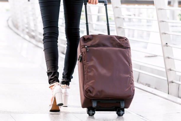 istock Business people walking with luggage 909475320