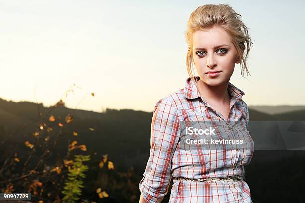 Blonde Primavera Retrato - Fotografias de stock e mais imagens de Adulto - Adulto, Amarelo, Anoitecer