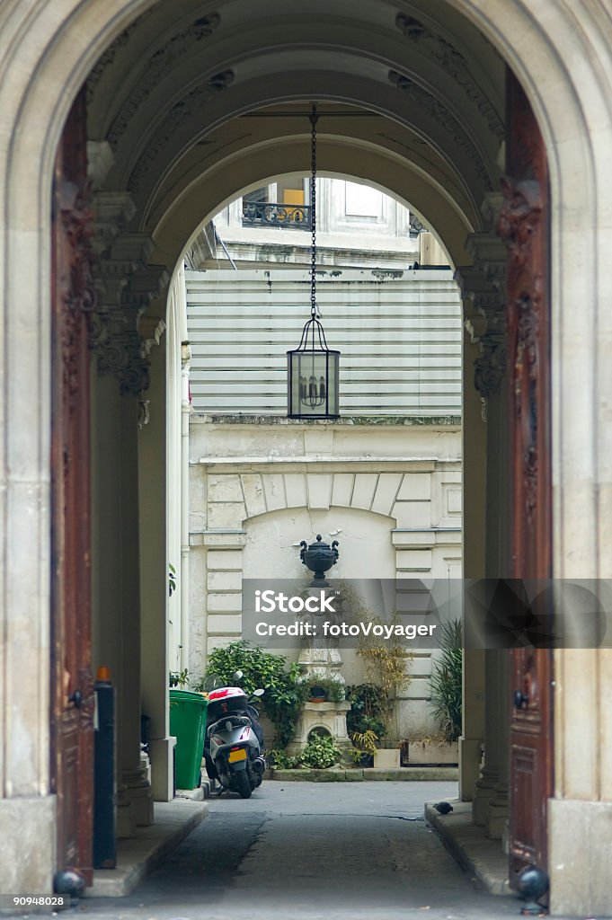 Arco e cortile, Parigi - Foto stock royalty-free di Parigi