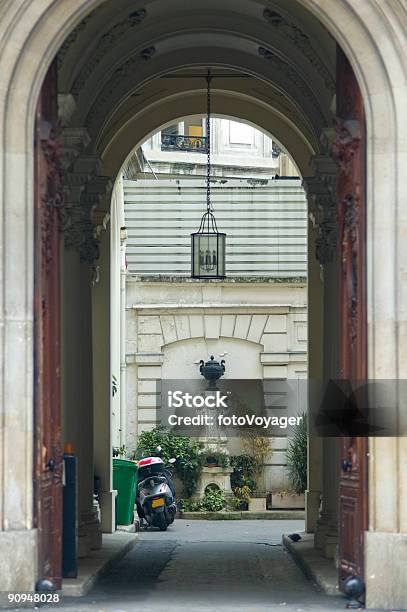 アーチや中庭パリ - パリのストックフォトや画像を多数ご用意 - パリ, オートバイ, フランス